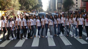 As candidatas param o trânsito da Avenida Paulista para uma foto - Marcio Tadeu / Band