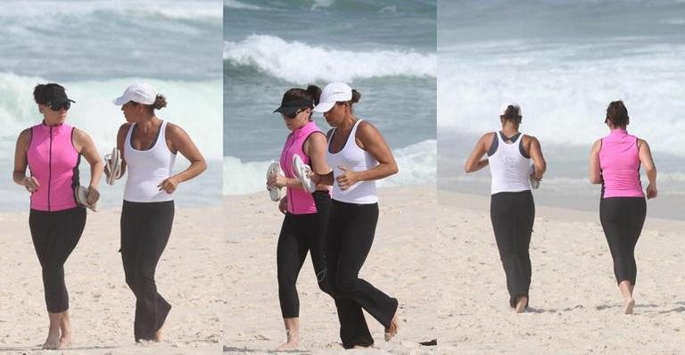 Giovanna Antonelli corre ao lado de amiga na praia da Barra da Tijuca - Dilson Silva/AgNews