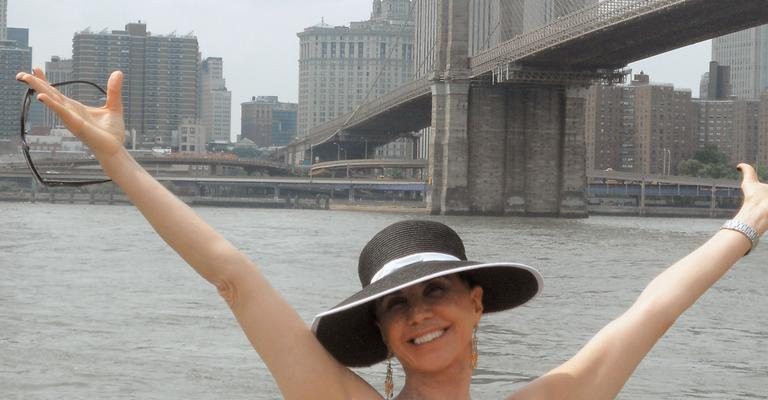 A atriz passeia próximo a Brooklyn Bridge.