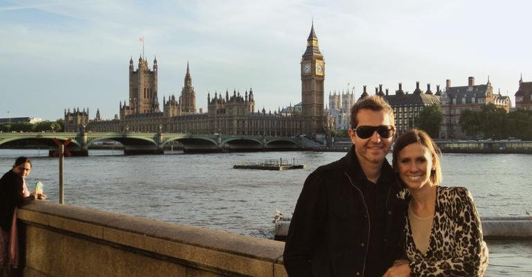 O cantor e a jornalista de moda visitam atrações turísticas de Londres: o Big Ben e o Parlamento.