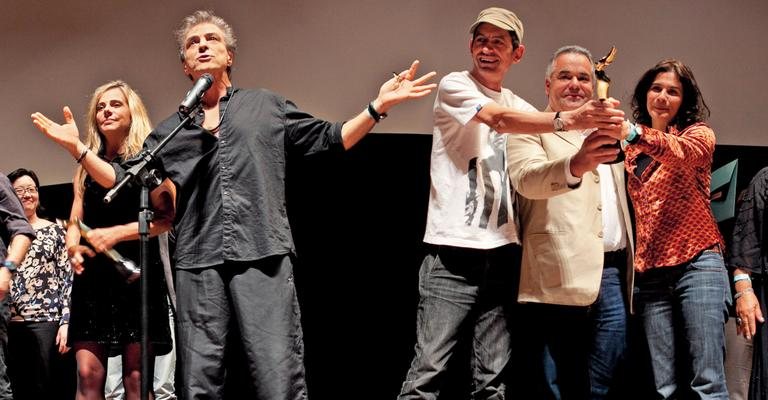 O casal Bruna e Riccelli, Cláudio Assis e Julia Moraes com o prefeito, José Pavan Júnior - Gabriel Chiarastelli