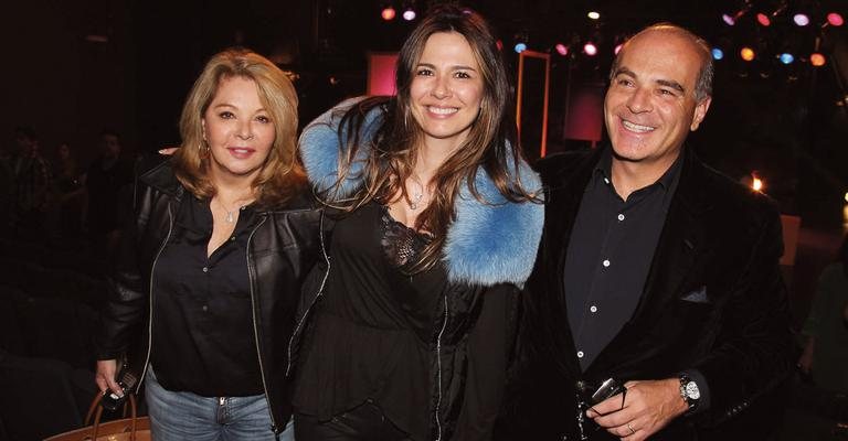 Vera e Luciana, com Marcelo, conferem a peça... - Photo Rio News