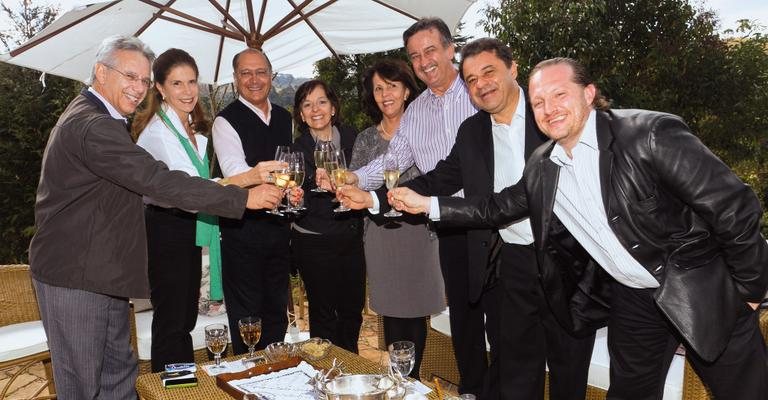 Em Campos do Jordão, no interior paulista, brinde de Edson, Maria Antonia Civita, Geraldo Alckmin, Ana Cristina, Dilma, Luiz Paulo, Oto e Adriano. - Renata D'Almeida