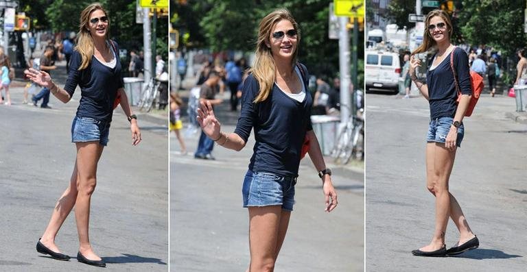 Ana Beatriz Barros acena para fotógrafos em Nova York, nos Estados Unidos - The Grosby Group