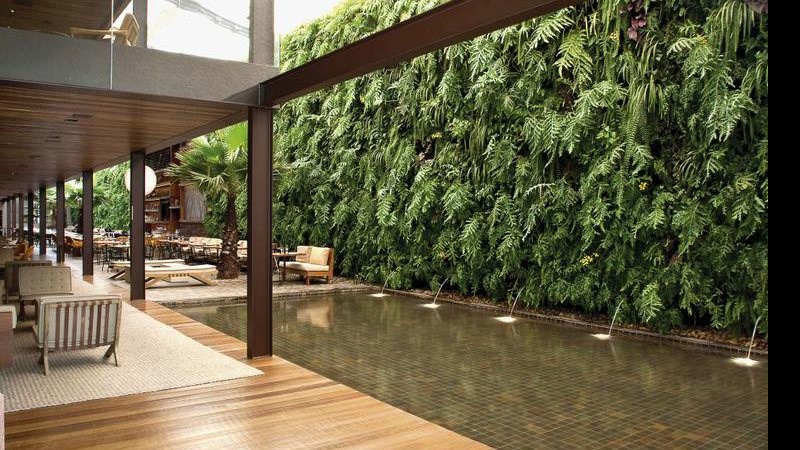 Jardim vertical do restaurante kaá, em são paulo, feita pela empresa quadro vivo, 11 3898-0013 [gicamesiara.com.br]. A técnica embeleza, refresca e deixa o ambiente mais ecológico - Divulgação