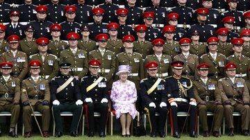 Rainha Elizabeth com os membros do Exército Territorial na Inglaterra - Reuters