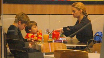 Carolina Dieckmann passeia com os filhos por shopping carioca - Daniel Delmiro / AgNews