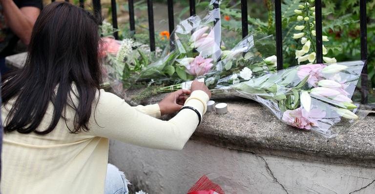 Fãs se reúnem em frente à casa de Amy - Getty Images