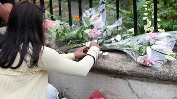 Fãs se reúnem em frente à casa de Amy - Getty Images