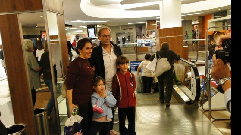 José Wilker posa com fãs em shopping carioca - André Romano / Photo Rio News