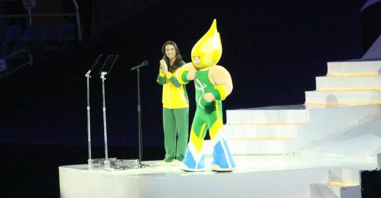 Glenda e o mascote Arion encerram a 5ªa edição dos Jogos Mundiais Militares - Graça Paes/Photo Rio News