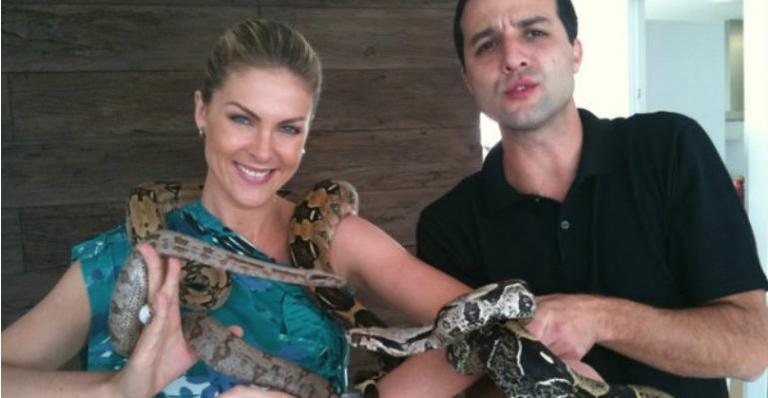 Ana Hickmann "brinca" com cobras em gravação - Reprodução/Twitter