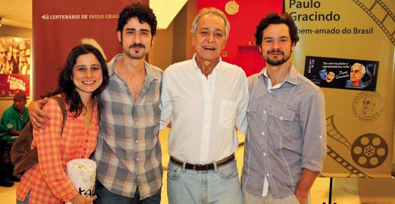 Gracindo Jr. entre os filhos Daniela, Pedro e Gabriel no tributo a seu pai. - Gianne Carvalho