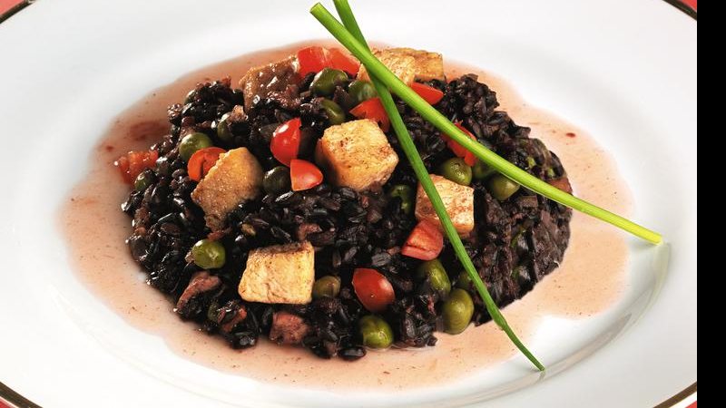 Arroz negro com refogado de ervilha. - André Ctenas