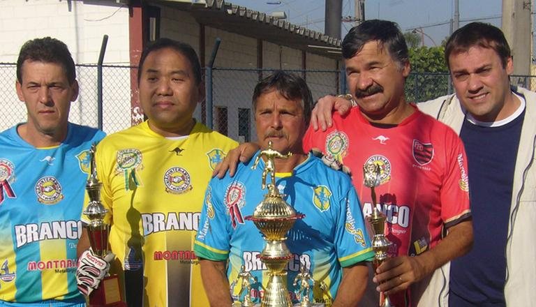 José Eduardo Tavares, Roberto Rialan, Helio Salgado e Antônio Xavier Siqueira, ao lado do torcedor Luis Marcelino Jr., em jogo que festeja os 25 anos de time de São Caetano, no ABC.