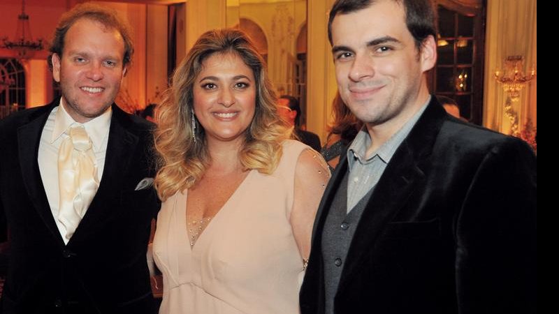 Em SP, Roberto Cantowitz e Sandro Barros (nas pontas) felicitam a designer Bibiana Paranhos em mostra de joias.