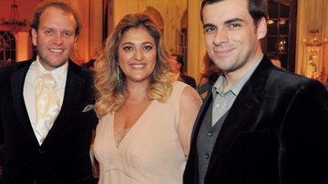 Em SP, Roberto Cantowitz e Sandro Barros (nas pontas) felicitam a designer Bibiana Paranhos em mostra de joias.