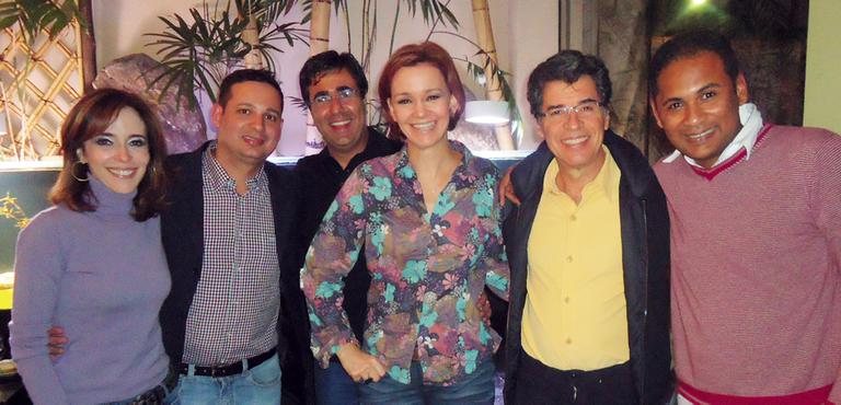 Wendel Frank recebe Deborah Evelyn, Orã Figueiredo, Júlia Lemmertz e Paulo Betti, do elenco da peça, e o produtor Ricardo Monteiro em restaurante paulistano.