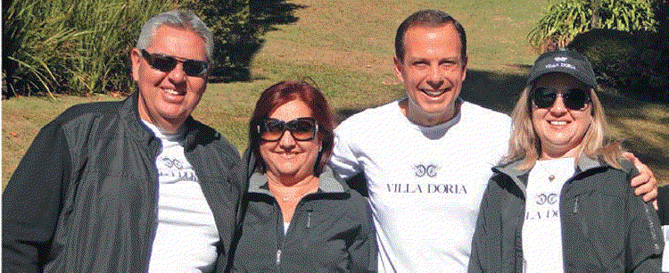 Em Campos do Jordão, João Doria Jr. (ao centro) reúne em casa Roberto e Sandra Cortes e Ana Marques.