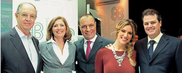 José Isaac Peres, Beatriz Alves, José Auricchio Junior, prefeito de S. Caetano do Sul, Giovanna Ewbank e Marcello Barnes oficializam as obras de shopping na cidade do ABC, SP.