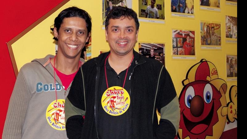 Wendell Bendelack e Rodrigo Fagundes, atores, visitam fábrica de chocolates.