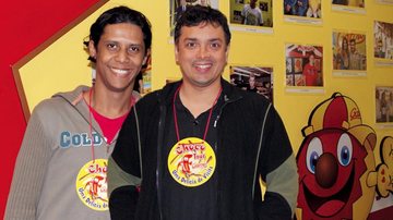 Wendell Bendelack e Rodrigo Fagundes, atores, visitam fábrica de chocolates.