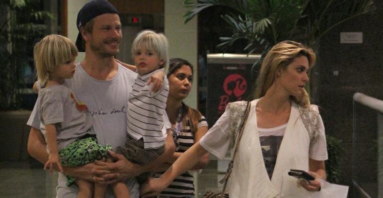 Fernanda Lima com Rodrigo Hilbert e os filhos gêmeos, João e Francisco - Marcus Pavão / AgNews