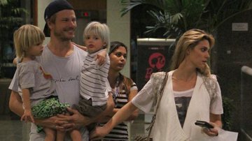 Fernanda Lima com Rodrigo Hilbert e os filhos gêmeos, João e Francisco - Marcus Pavão / AgNews