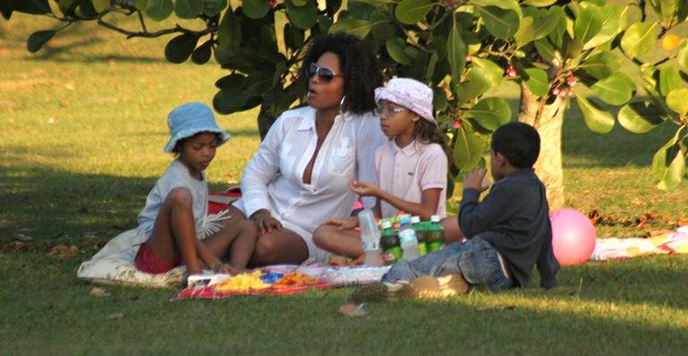 Adriana Bombom em tarde de piquenique com as filhas e amigos - Marcos Ferreira / PhotoRioNews