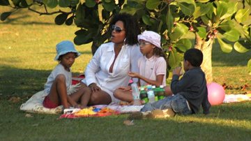 Adriana Bombom em tarde de piquenique com as filhas e amigos - Marcos Ferreira / PhotoRioNews