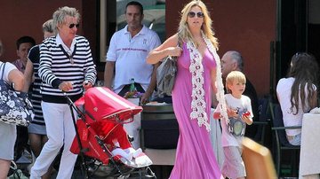 Rod Stewart com a mulher Penny Lancaster e os filhos Aiden e Alastair - GrosbyGroup