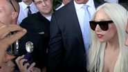 Lady Gaga distribui comida aos fãs em Los Angeles - CityFiles