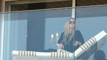 Avril Lavigne aparece na sacada do hotel - Gil Rodrigues/Photo Rio News