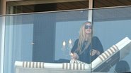 Avril Lavigne aparece na sacada do hotel - Gil Rodrigues/Photo Rio News