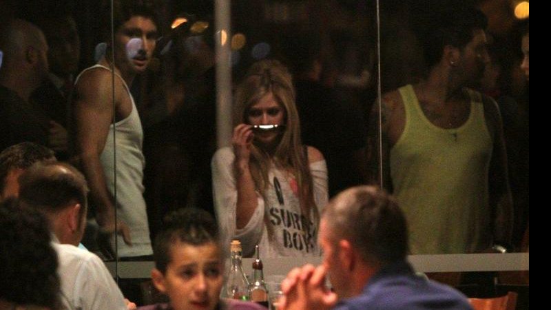 Avril Lavigne janta em churrascaria no Rio - André Muzell / AgNews