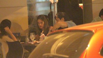 Alessandra Ambrósio janta sushi com amigos - Fausto Candelaria / AgNews