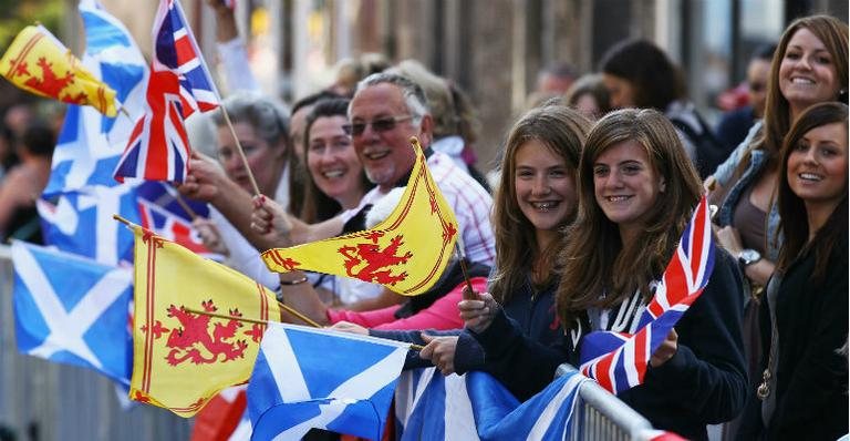 Público aguarda o início do casamento de Zara Philips e Mike Tindall - Getty Images