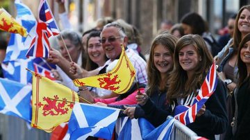 Público aguarda o início do casamento de Zara Philips e Mike Tindall - Getty Images