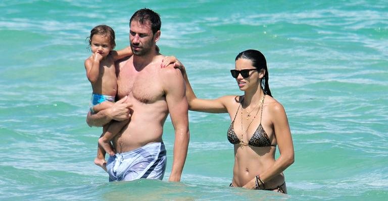 Adriana Lima e seu marido, Marko Jeric, com sua filha, Valentina - GrosbyGroup