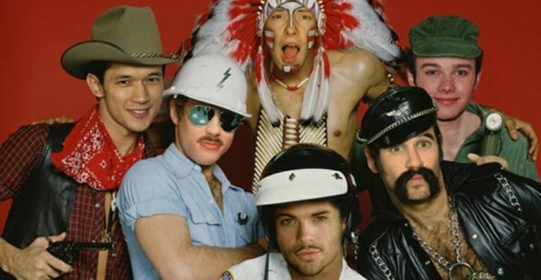 Garotos de Glee viram o Village People - Reprodução