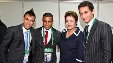 Presidenta Dilma Rousseff posa para foto com os jogadores Neymar, Lucas e Ganso - Roberto Stuckert Filho/PR