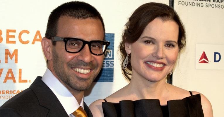 Geena Davis com seu marido, o cirurgião plástico Reza Jarrahy - Divulgação