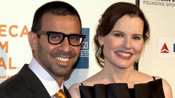 Geena Davis com seu marido, o cirurgião plástico Reza Jarrahy - Divulgação