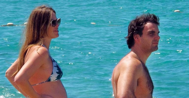 Ao lado do empresário, pai de seu primeiro filho, João Guilherme, a atriz e modelo entra no mar da Riviera Francesa. - Grosby Group