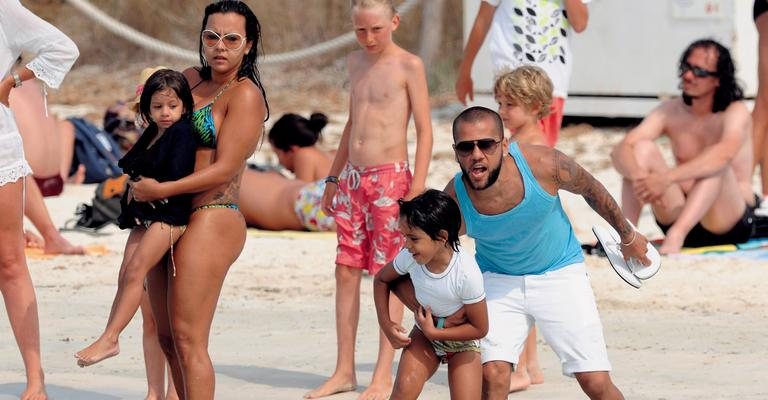 Na ilha espanhola de Ibiza, Daniel Alves leva Daniel Filho para brincar no mar, enquanto Dinorá cuida da fofa Vitória. - Chroma Press