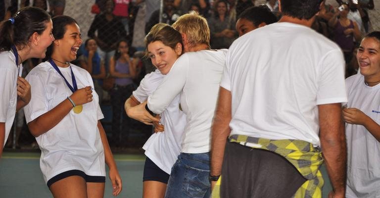 O ex-casal entrega a medalha da Copa Brasil para Sasha. - Daniel Maia e Richard Play/Revista On