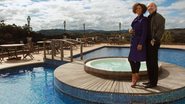 Na piscina de hotel, Valéria e Hans curtem as belezas de Bento Gonçalves. - Liane Neves