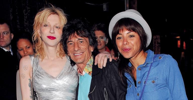 A brasileira Ana Araújo e o guitarrista Ron Wood badalam com a cantora Courtney Love. - Splash