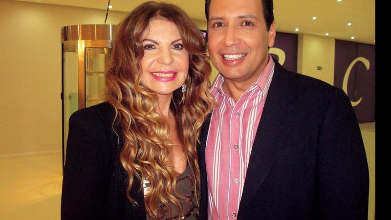 Em Osasco, Grande SP, Elba Ramalho e Wesley Sathler gravam na RedeTV!.