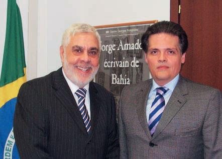 Cônsul-geral do Brasil em Milão, Luiz Henrique Fonseca recebe o tenor Fernando Portari na sede do consulado.